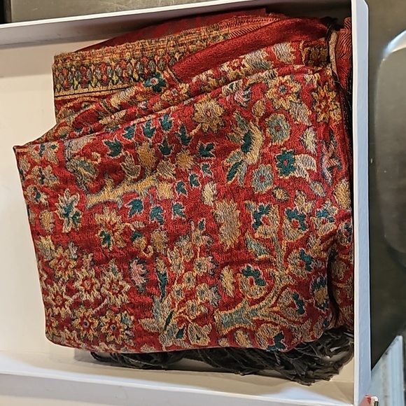 Stunning new in box PASHMINA SHAWL 86x31 so soft gorgeous pattern reds - Picture 2 of 12
